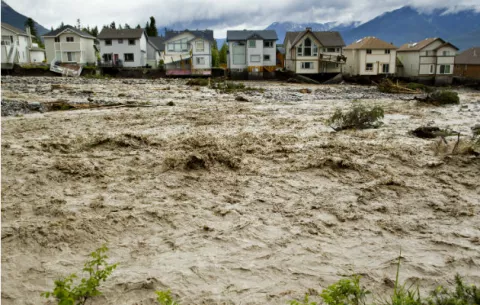 Canadá exige a víctimas de inundación mudarse