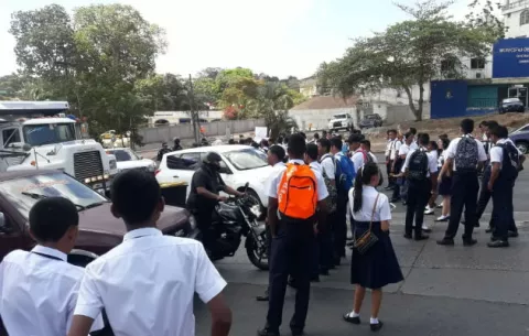 Estudiantes del Instituto Profesional y Técnico Fernando De Lesseps cierran vía 