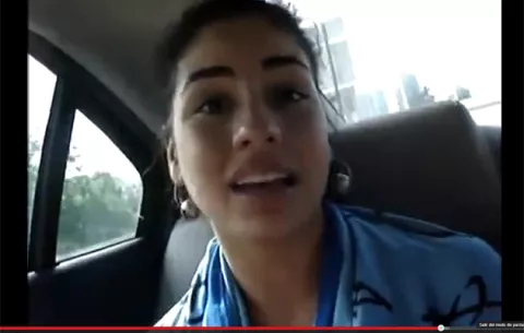 La versión latina de la chica de mil idiomas