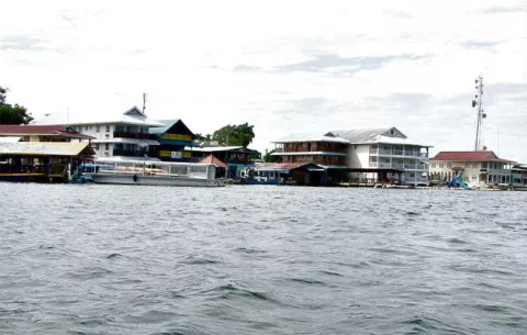 Gobierno se compromete a mejorar la infraestructura de Isla Colón