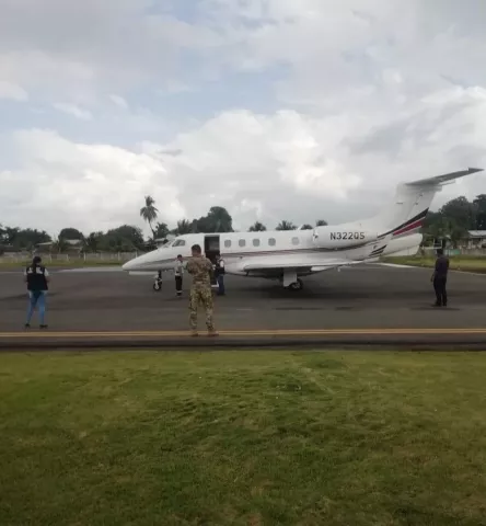 En la aeronave que impactó a un canino en Isla Colón viajaban tripulantes de EE.UU.