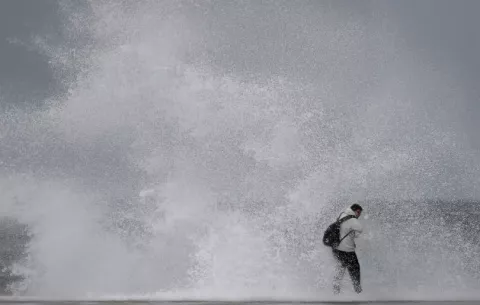 Inmensas olas de 6 metros de altura rompen cristales de edificios y obligan a evacuar viviendas en Islas Canarias 