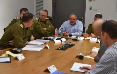 Lieberman dimite y pide convocar elecciones por su oposición a tregua en Gaza
