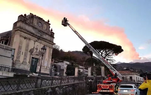 Declararan estado de calamidad en Sicilia  tras terremoto y la erupción del Etna