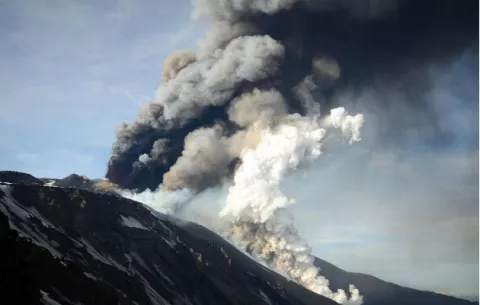 El Etna experimenta ligera actividad con explosiones y emisión de gases