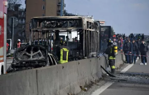 Conductor prende fuego a autobús con 51 estudiantes