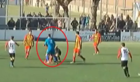 Le anulan un gol y le da un patadón al árbitro