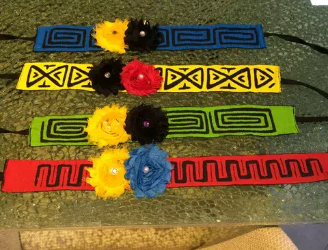Sombreros, clutch y ayudar a una niña bella...pura alegría