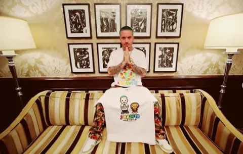 J Balvin vende pan y café en Nueva York