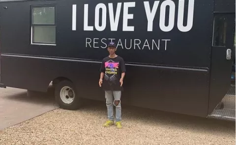 Hijo de Will Smith celebra su cumpleaños regalando comida a los más necesitados