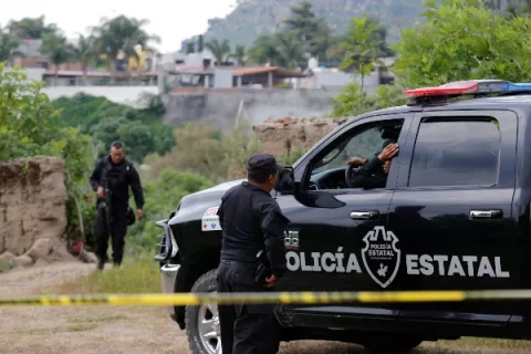Encuentran 17 bolsas con restos humanos en camino rural del oeste de México