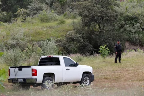 Hallan más restos humanos del predio donde exhumaron 44 cuerpos en México
