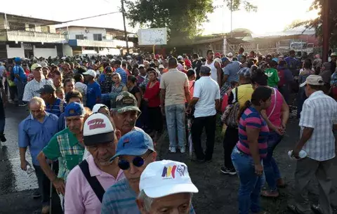Panameños acamparon en Naviferias para comprar jamón a bajo costo