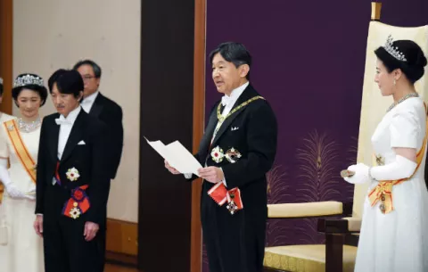 El emperador Naruhito inaugura su mandato con un homenaje a su padre