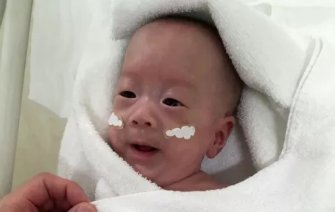 Dan de alta en Japón al bebé más pequeño del mundo, nacido con 268 gramos