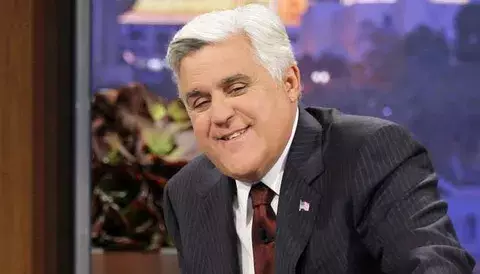 Leno dijo adiós a la pantalla entre famosos y sátira