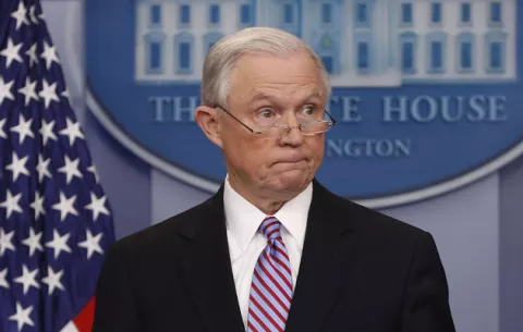 Jeff Sessions renuncia como fiscal general de EE.UU. a solicitud de Trump 