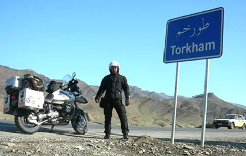 Su motocicleta lo dejó a pie en sur de México, oiga el cuento del viajero mundial