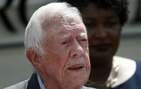 El expresidente de EE.UU. Jimmy Carter se recupera de cirugía de cadera