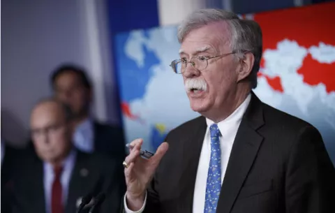 Bolton recomienda a Maduro que acepte la amnistía y que se retire a una playa