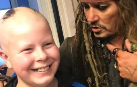 Johnny Depp vuelve a encarnar a Jack Sparrow por una buena causa