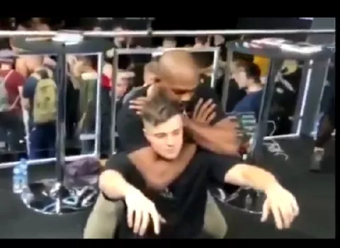 Campeón de la UFC deja inconsciente a un fanático