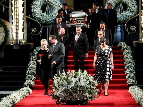 Exesposa de José José causa polémica por su protagonismo en el homenaje del cantante