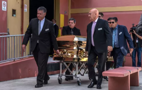 Despiden a José José en un féretro bañado en oro y un gran ramo de rosas blancas