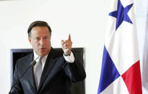 Presidente Juan Carlos Varela despide a un fotógrafo por apoyar a Luis Casis