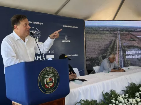 Juan Carlos Varela no se contiene, se mete en política y ataca a Luis Casís