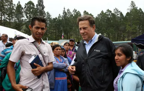 Juan Carlos Varela pide a indígenas de la Comarca Gnäbe Buglé ponerse  a producir la tierra