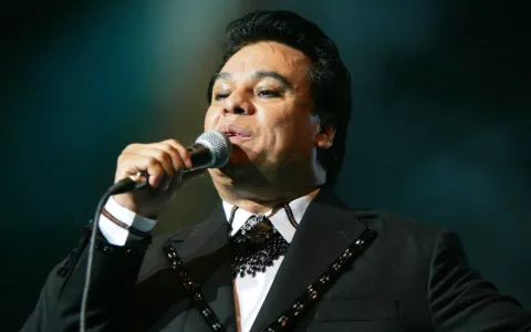 Juan Gabriel está internado por neumonía