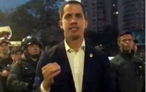 Juan Guaidó llama a un alzamiento militar para derrocar al gobierno de Nicolás Maduro junto a Leopoldo López