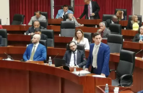 Juan Diego Vásquez presenta anteproyecto de Ley que castigará inasistencia de los diputados