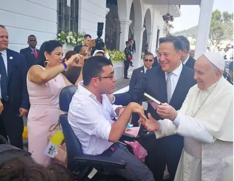 Juanpi cumple uno de sus sueños, recibir la bendición del papa