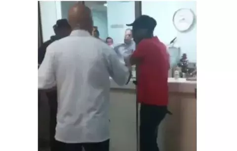 Jubilado rompe vidrio de una farmacia de la CSS por falta de medicamentos