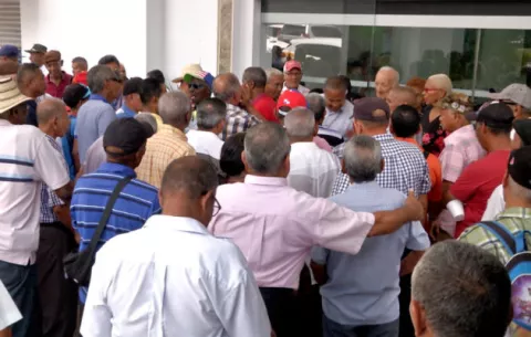 Fondos para el pago del bono de $100 que reclaman los jubilados se encuentran en trámite