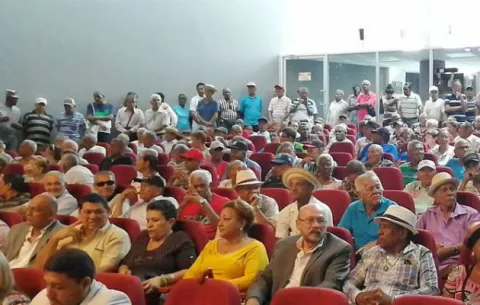 Jubilados piden que bono se haga efectivo este mismo año