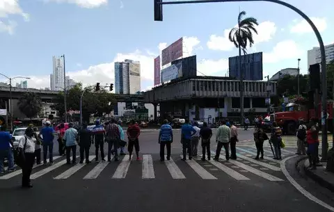 Jubilados se mantienen firmes y protestan para exigir aumento de pensiones 