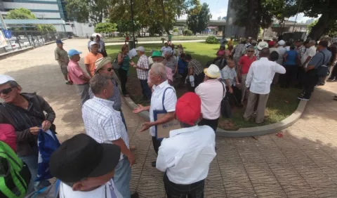 Jubilados, en el  medio de una disputa política contra los comerciantes