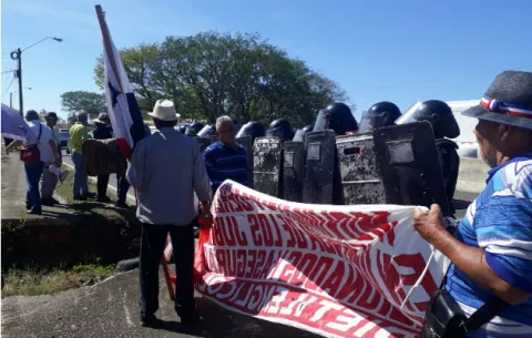  En Chiriquí, jubilados y pensionados cierran carretera exigiendo aumentos y medicinas