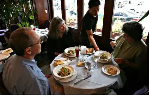 Descuento de jubilado del 25% en restaurante, encabeza lista de quejas