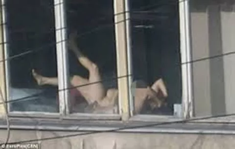 Restituyen jueza que fotografiaron bronceándose desnuda en su oficina