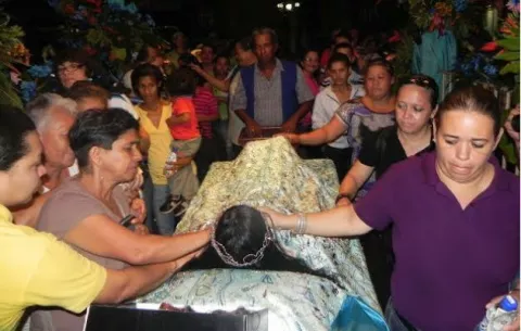 Peregrinos llegan a la iglesia Santiago Apóstol a venerar al cristo de Alanje