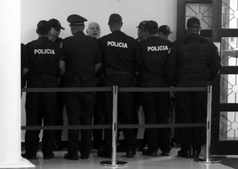 La Corte: entre la espada y la pared