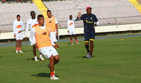 Julio Dely se ve dirigiendo a Panamá en el Mundial de Catar 2022