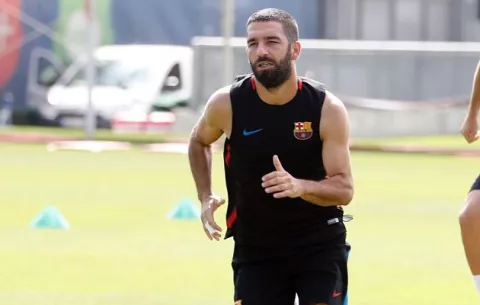 Arda Turan enfrenta la justicia por agredir  a un cantante en una discoteca