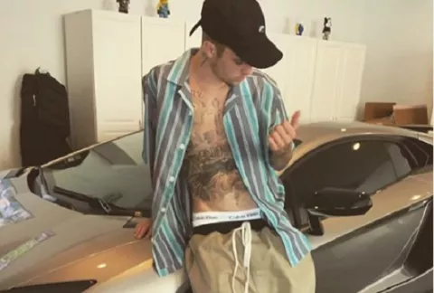 Justin Bieber canta en una iglesia