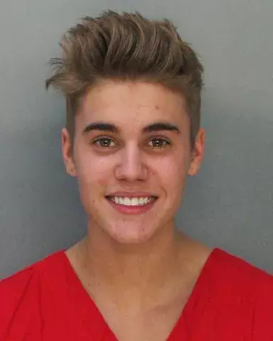 Prensa busca acceso a videos de arresto de Bieber
