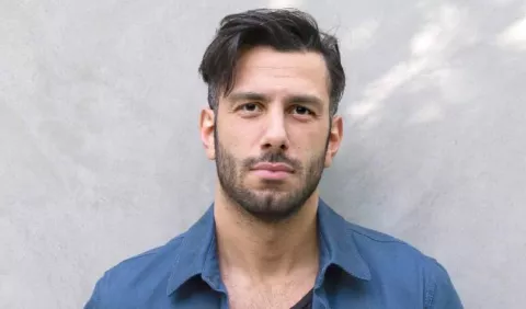 Esposo de Ricky Martín muestra foto vestido de niña